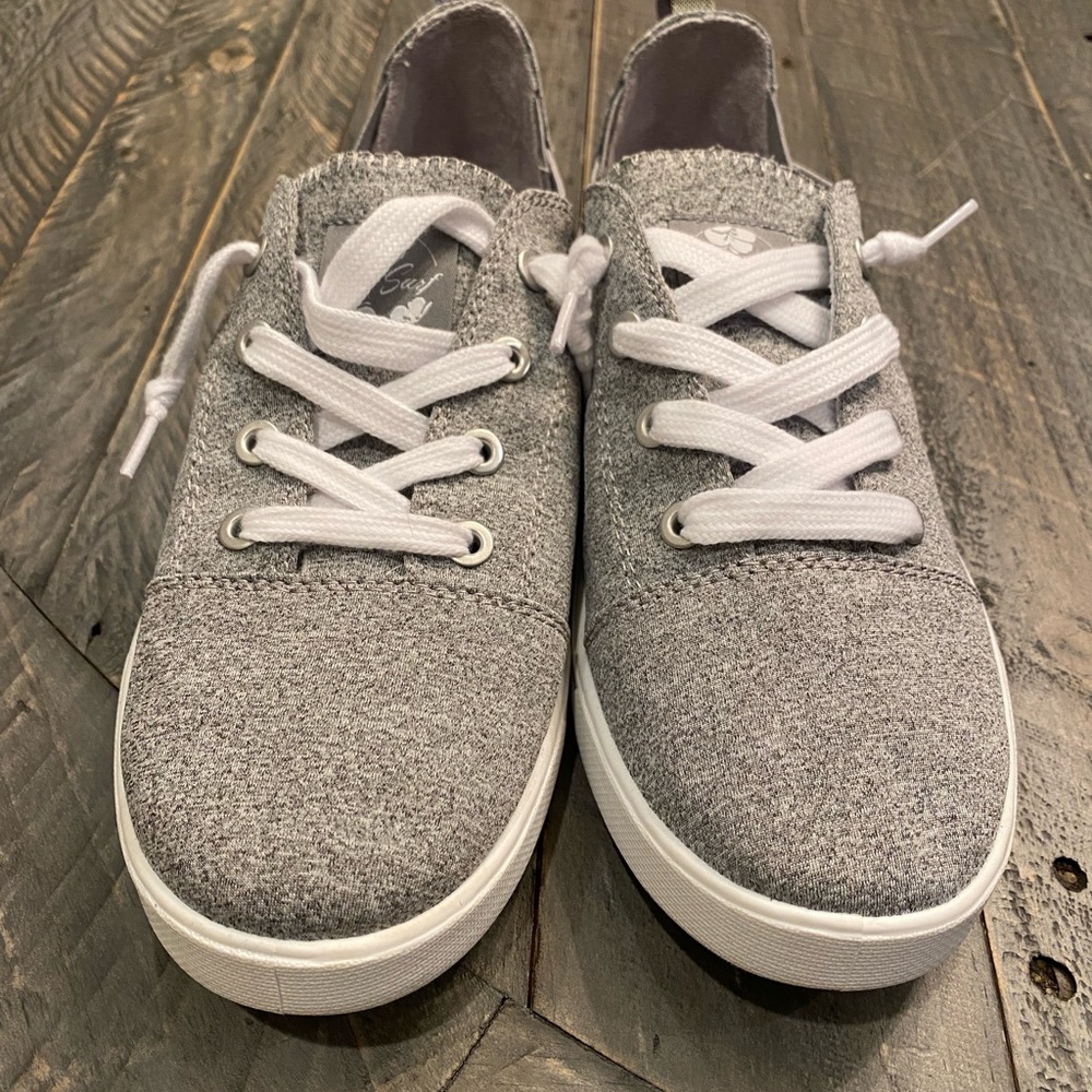 New with out box: Women’s Roxy slip on tennis shoes